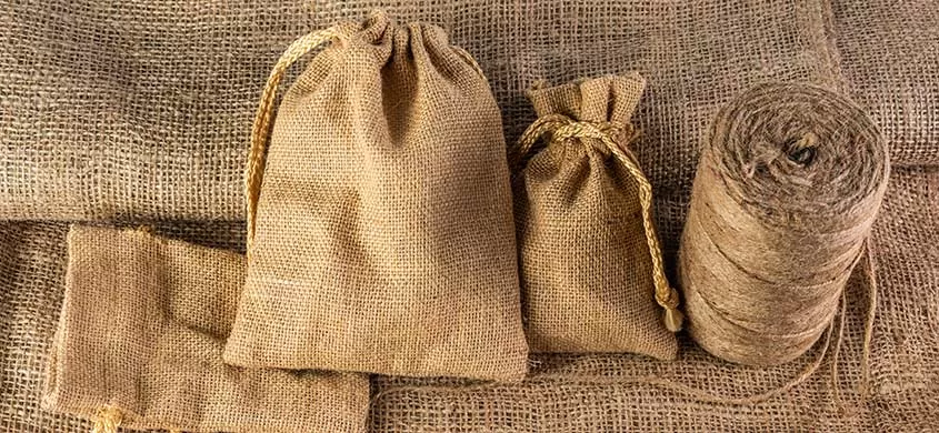 5 maneras diferentes de hacer hojas con tela de yute o arpillera